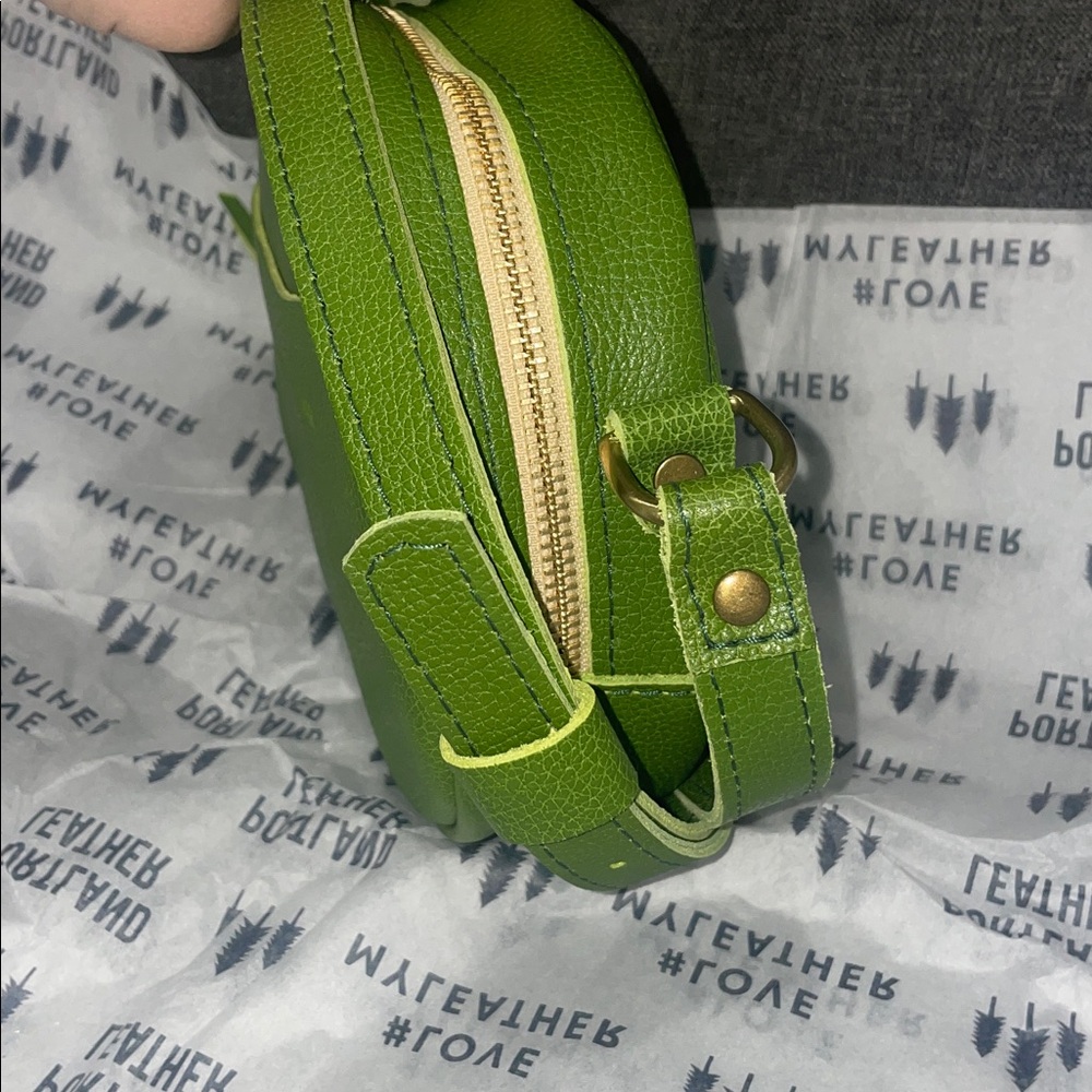 Portland Leather MANTIS Small Circle Crossbody - Picture 3 of 11
